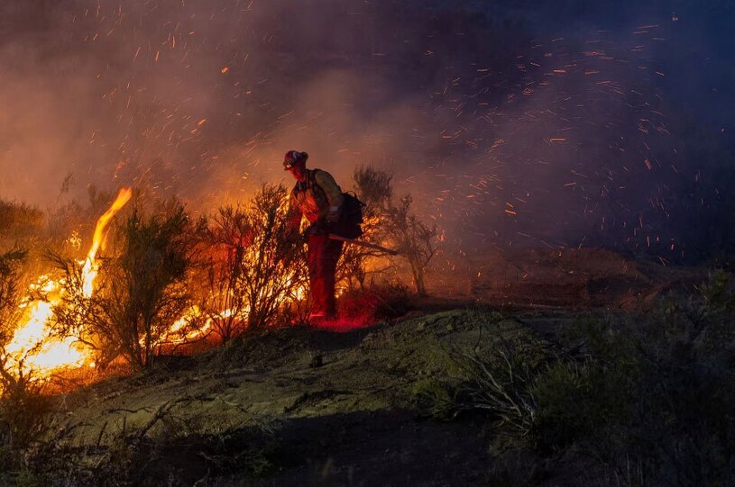 دیدنی های امروز؛ از روز جهانی یوگا تا دیدار با دالایی لاما تلاش آتش نشان ها برای مهار آتش سوزی جنگلی