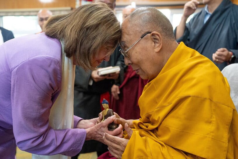 دیدنی های امروز؛ از روز جهانی یوگا تا دیدار با دالایی لاما دیدار "نانسی پلوسی" رئیس سابق مجلس نمایندگان آمریکا با "دالایی لاما"