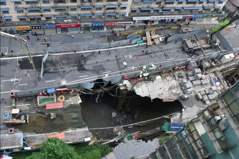 فرونشست و ریزش زمین در محل ساخت یک خط مترو 