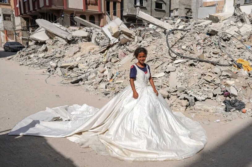 دختر فلسطینی با لباس عروس در میان آوار 