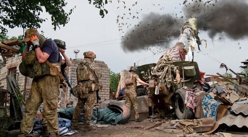 سربازان روسی در حال شلیک با یک هویتزر 152 میلی متری 