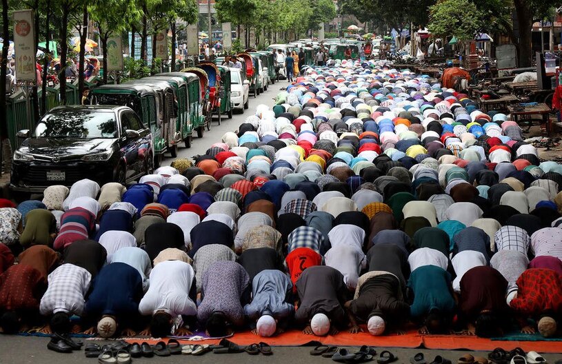 برگزاری نماز جمعه در خیابانی در شهر داکا