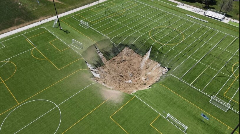 ایجاد حفره در یک زمین چمن فوتبال در ایلینوی