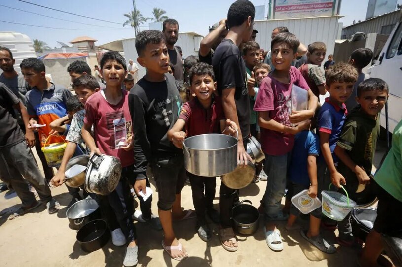 صف توزیع غذا در "دیرالبلح"