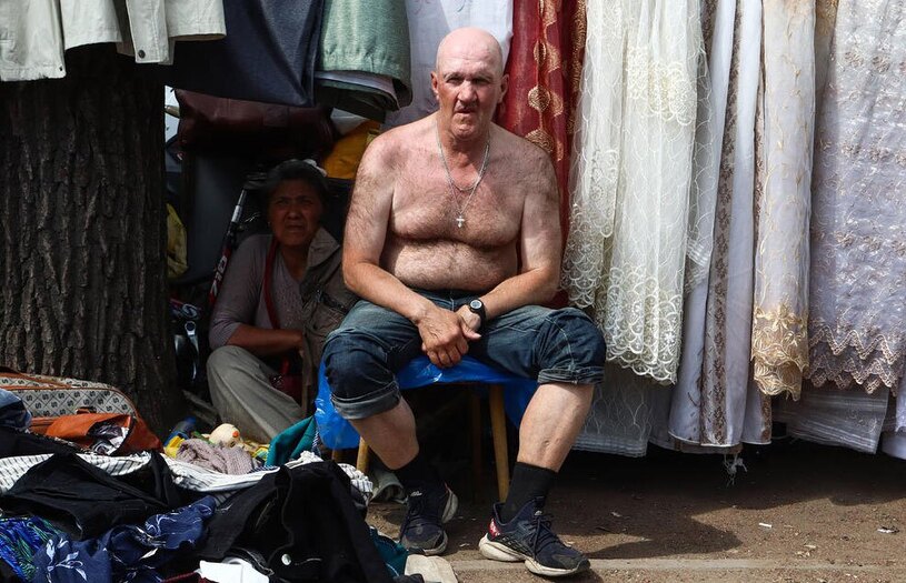 بساط دستفروشی (لباس فروش دوره گرد) در گرمای تابستانی