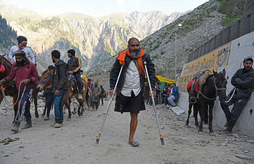 زائران هندو در حال عزیمت به سمت "معبد مقدس غار آمارنات" 