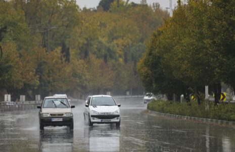 رگبار باران و رعد و برق