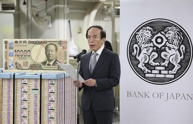 رئیس بانک مرکزی ژاپن در مراسم رونمایی از اسکناس