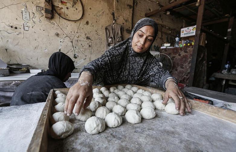 زن فلسطینی در حال پخت نان