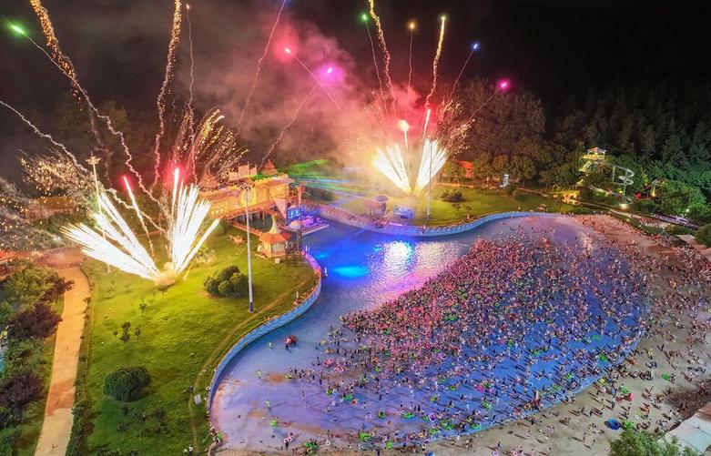 دیدنی های امروز؛ از کارناوال های تابستانه تا مسابقات فوتبال یورو 2024 ازدحام در پارک آبی در هوای گرم نانجینگ