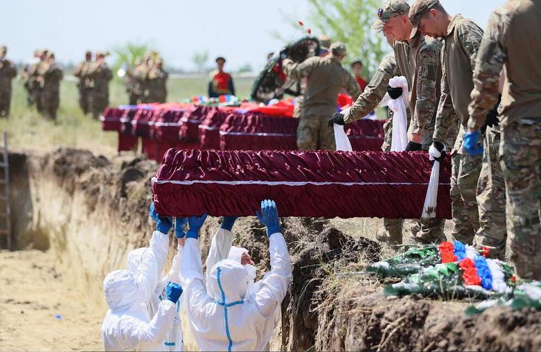 دیدنی های امروز؛ از کارناوال های تابستانه تا مسابقات فوتبال یورو 2024 تدفین جسد 20 سرباز روسی در جمهوری خلق لوگانسک