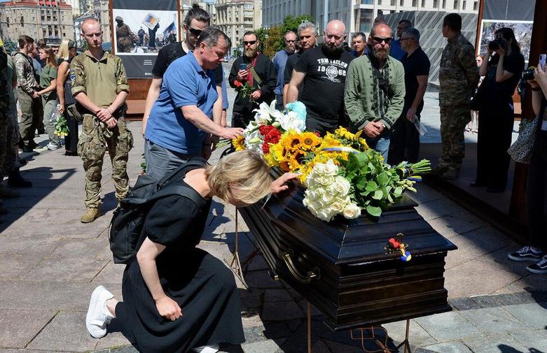 دیدنی های امروز؛ از کارناوال های تابستانه تا مسابقات فوتبال یورو 2024 مراسم تدفین یک سرباز انگلیسی