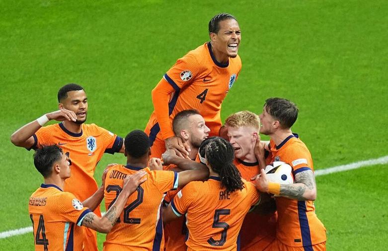 دیدنی های امروز؛ از کارناوال های تابستانه تا مسابقات فوتبال یورو 2024 حذف تیم ملی فوتبال ترکیه از مسابقات فوتبال جام ملت های اروپا