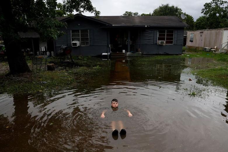 دیدنی های امروز؛ از توفان بریل تا مسابقات یورو 2024 آب تنی یک پسربچه آمریکایی در سیل