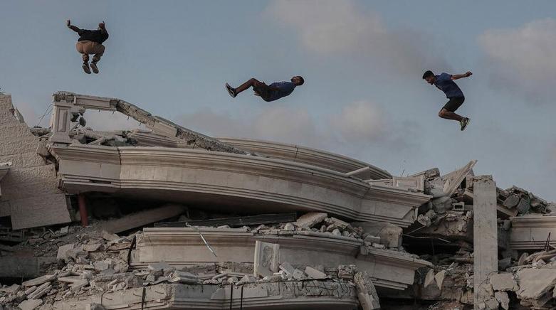 دیدنی های امروز؛ از توفان بریل تا مسابقات یورو 2024 جوانان فلسطینی در حال بازی "پارکور"