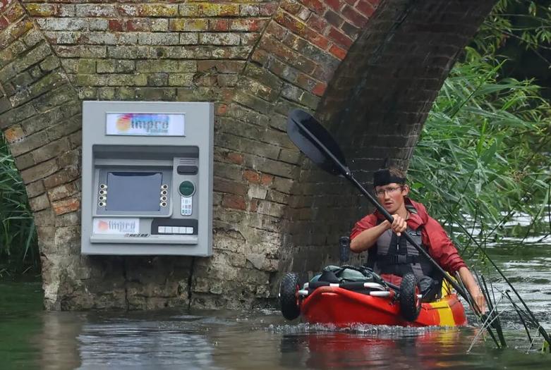 دیدنی های امروز؛ از نشست سران ناتو تا مسابقات یورو 2024 نصب هنری یک دستگاه خودپرداز