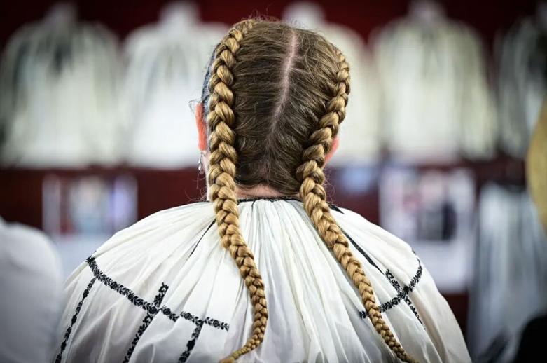 نمایشگاهی از بلوزهای سنتی رومانیایی در روستای وایدنی