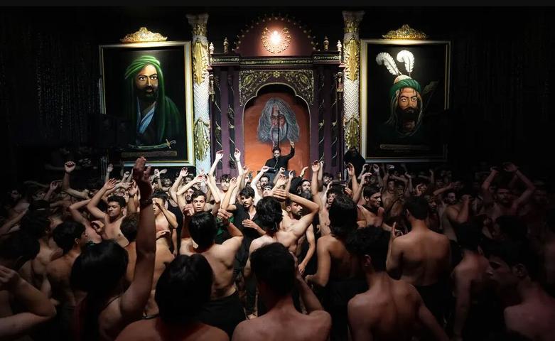 مراسم سینه زنی در عزای امام حسین (ع)