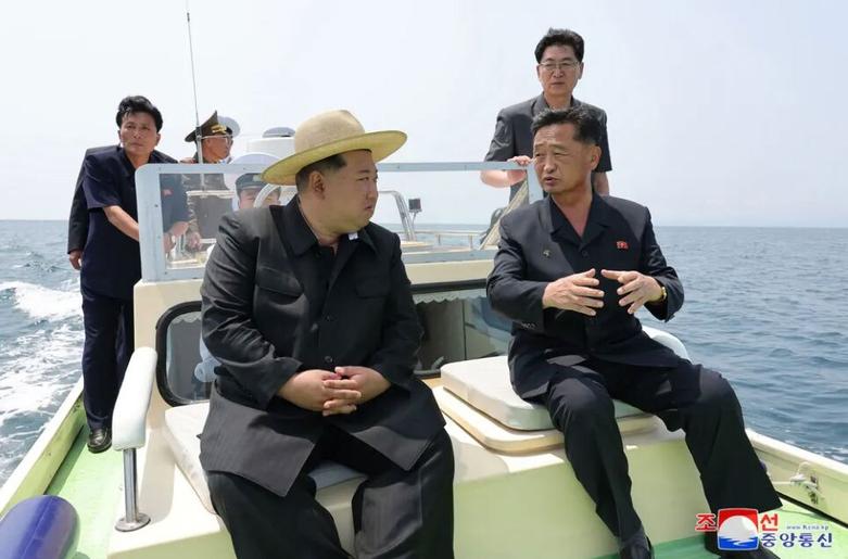 بازدید "کیم جونگ اون" رهبر کره شمالی از یک مزرعه پرورش صدف
