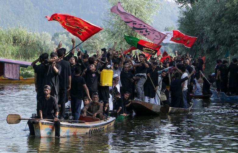 آیین عزاداری عاشورا روی قایق های چوبی 
