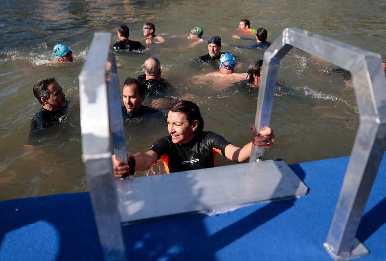 آب تنی خانم شهردار در رود سِن 