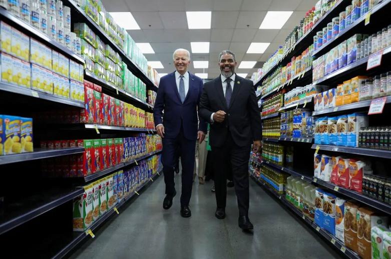 توقف رئیس جمهوری آمریکا در یک فروشگاه مواد غذایی
