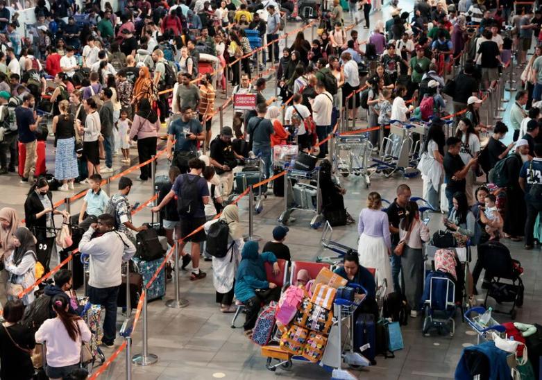 سرگردانی صدها هزار مسافر در فرودگاه های سراسر جهان