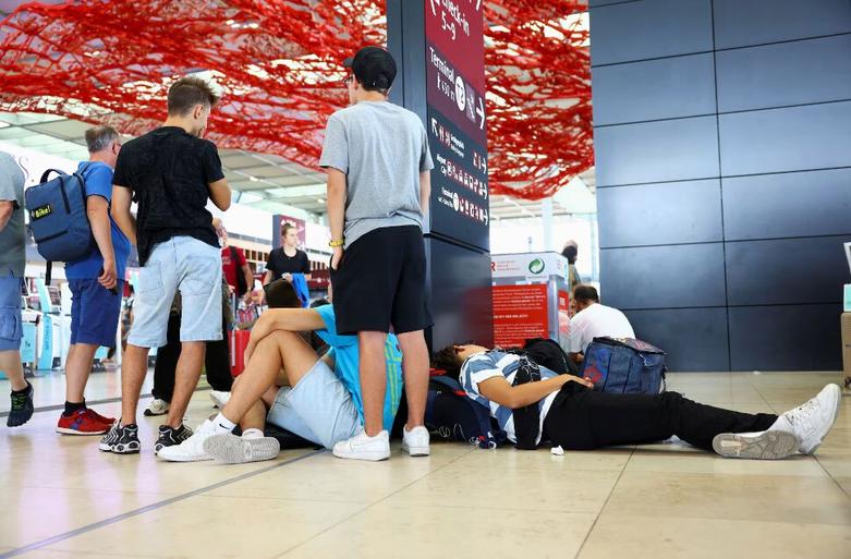 سرگردانی صدها هزار مسافر در فرودگاه های سراسر جهان