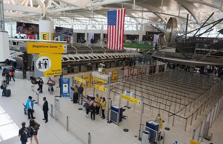 سرگردانی صدها هزار مسافر در فرودگاه های سراسر جهان