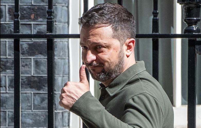 ولودمیر زلنسکی رئیس جمهوری اوکراین در حال ورود به مقر نخست وزیری انگلیس