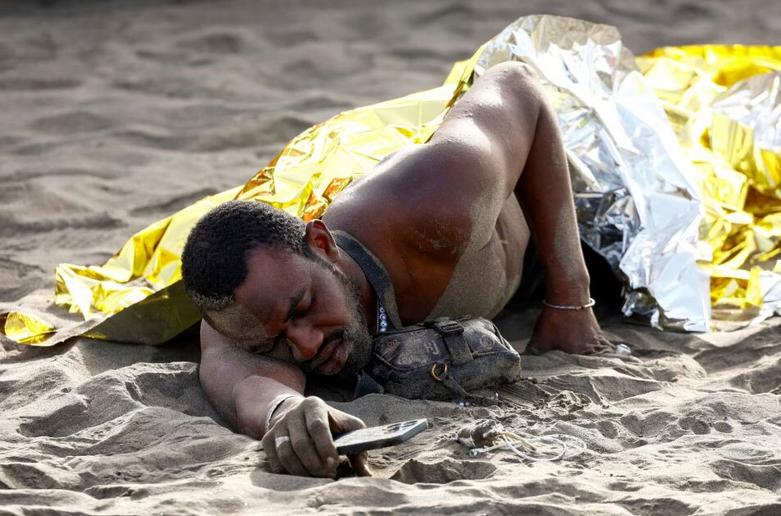 یک پناهجو پس از رسیدن به سواحل اسپانیا