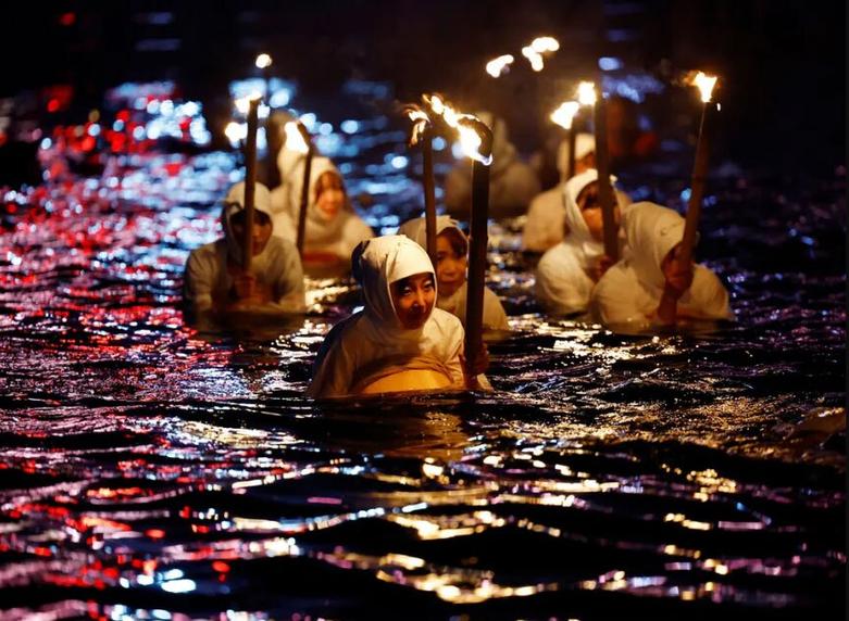 غواصان ماهیگیر زن ژاپنی در یک مراسم سنتی که توسط غواصان آزاد زن در استان "چیبا"