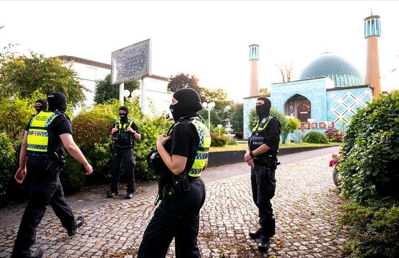 دیدنی های امروز؛ از اوضاع امنیتی پاریس تا آشتی گروه های فلسطینی حمله پلیس آلمان به "مسجد آبی"