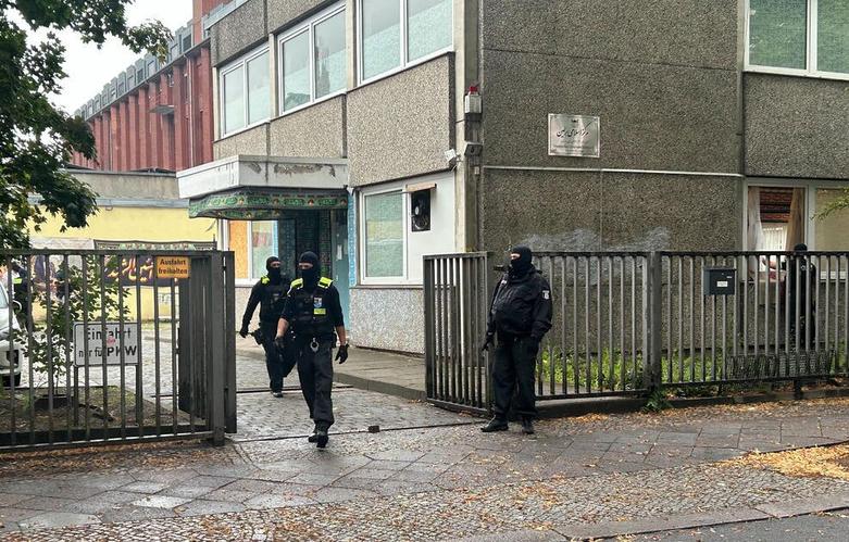 دیدنی های امروز؛ از اوضاع امنیتی پاریس تا آشتی گروه های فلسطینی حمله پلیس آلمان به "مسجد آبی"