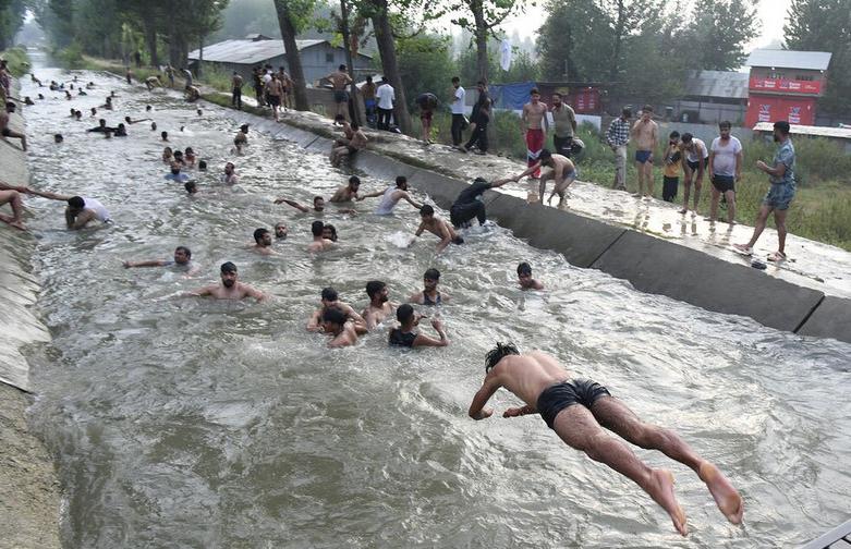 دیدنی های امروز؛ از وضع نوار غزه تا المپیک پاریس جوانان کشمیری از شدت گرمای هوا