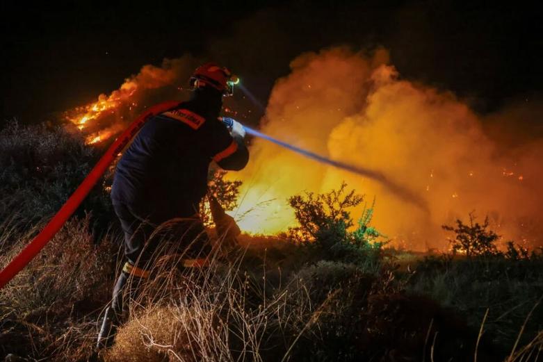 تلاش آتش نشان ها برای مهار آتش سوزی های جنگلی در یونان