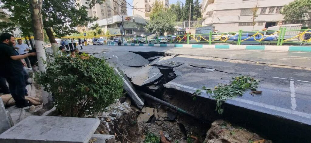 فرونشست زمین در خیابان ولیعصر