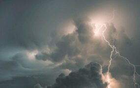 رعدوبرق و وزش باد شدید