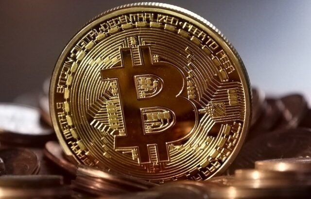 سقوط بزرگ ارزش بیت کوین در یک روز به دلیل رکود اقتصادی ایالات متحده