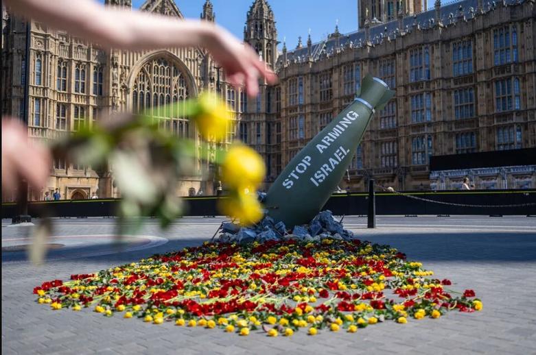 دیدنی های امروز؛ از پس لرزه های ترور هنیه تا مبارزه با کشت مواد مخدر در افغانستان سازه هنری یکی از فعالان آکسفام