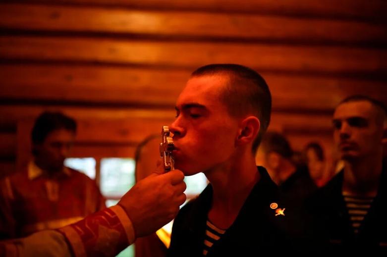 یک چترباز ارتش روسیه در حین مراسمی در کلیسای "حضرت الیاس" مسکو