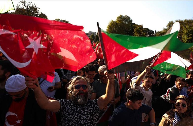 تظاهرات دهها هزار نفری در میدان ایاصوفیه شهر استانبول ترکیه 