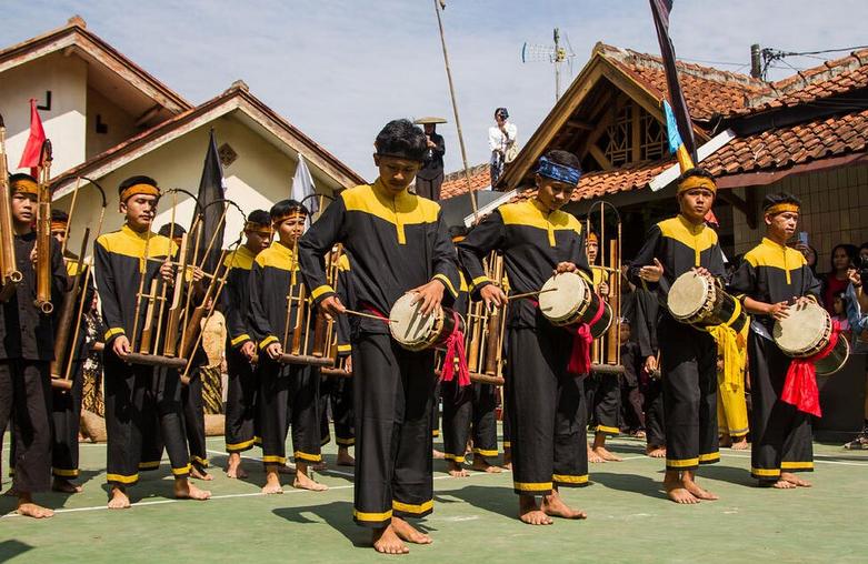برگزاری جشنواره ای آیینی در روستایی در جاوه اندونزی