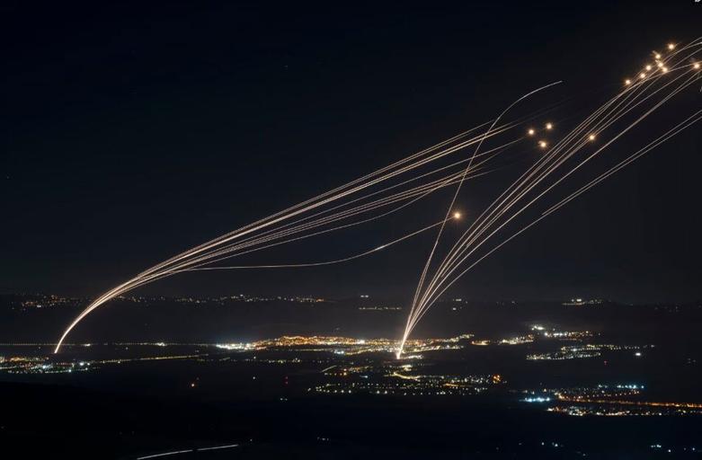 سیستم دفاع گنبد آهنین اسرائیل در حال رهگیری