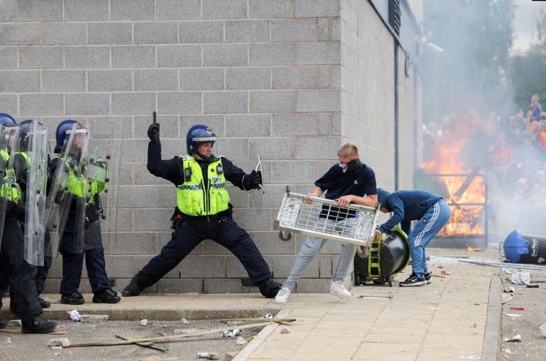 موج اعتراضات خشونت بار و شورش های شهری گروه های فاشیستی