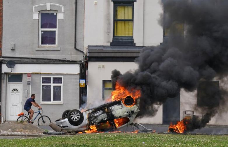 موج اعتراضات خشونت بار و شورش های شهری گروه های فاشیستی