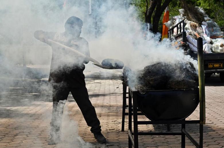 پلیس اندونزی در حال سوزاندان مواد مخدر