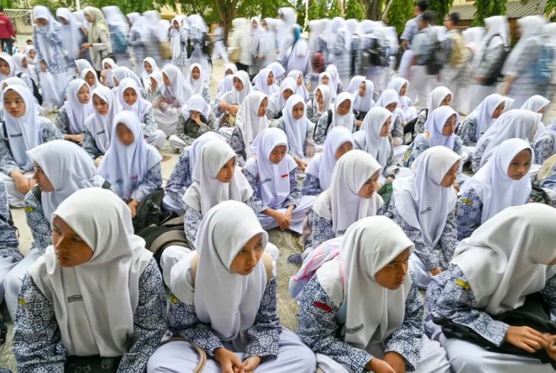 شرکت دختران دبیرستانی در آچه اندونزی