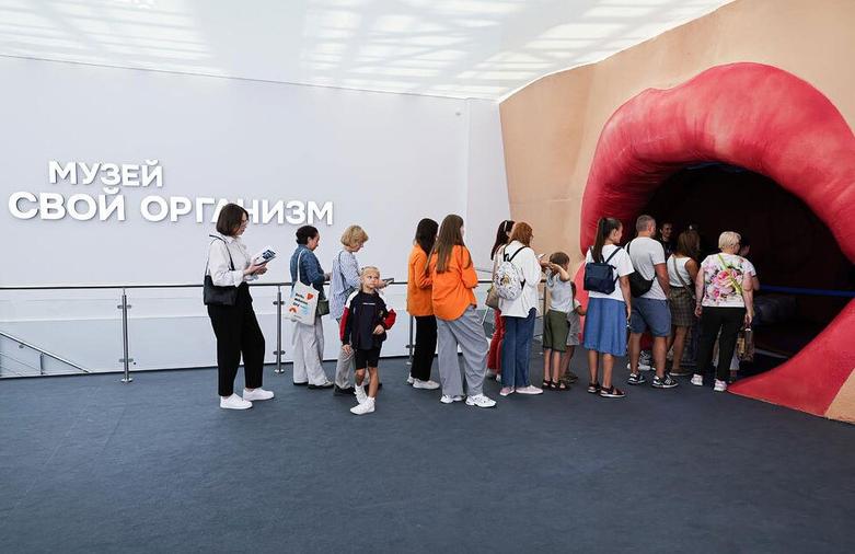 دیدنی های امروز؛ از سالگرد بمباران اتمی ناکازاکی تا سقوط هواپیمای مسافربری برزیل بازدیدکنندگان در مسکو از نمایشگاهی با عنوان "بدن خود را بشناسید"