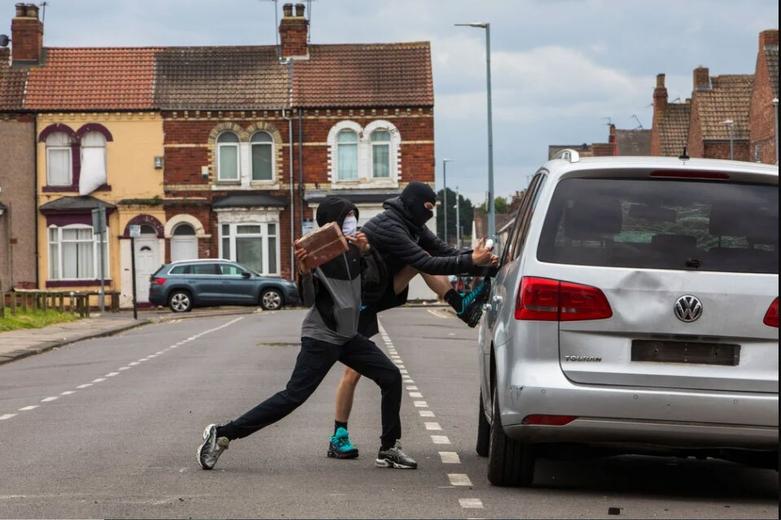 دیدنی های امروز؛ از سالگرد بمباران اتمی ناکازاکی تا سقوط هواپیمای مسافربری برزیل صدمه زدن به خودروهای مهاجران از سوی معترضان